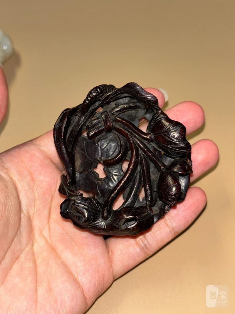 清乾隆 白玉雕宝鸭穿莲纹摆件 - 图8